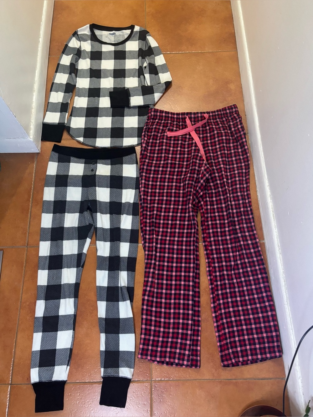 Pajama set from Old Navy checkered black/white Ribbed cuffs black & flannel pant